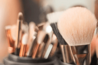 Pinceaux de maquillage utilisés en institut pour un accompagnement personnalisé et des conseils adaptés à chaque visage.