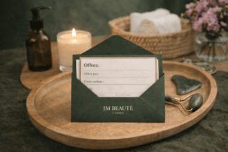 bon cadeau JM beauté présenté sur un plateau en bois avec bougie et accessoires bien-être dans un institut à Nantes