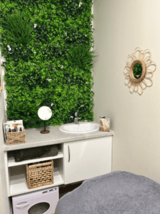 Cabine de soin à l’institut JM Beauté aux Hauts-Pavés à Nantes, ambiance naturelle et apaisante.