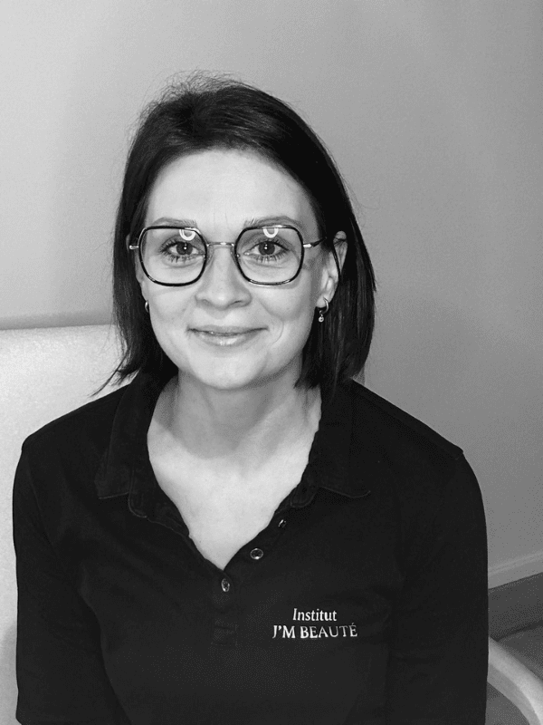 Cindy esthéticienne spécialisée en soins relaxants à l’institut JM Beauté Nantes.