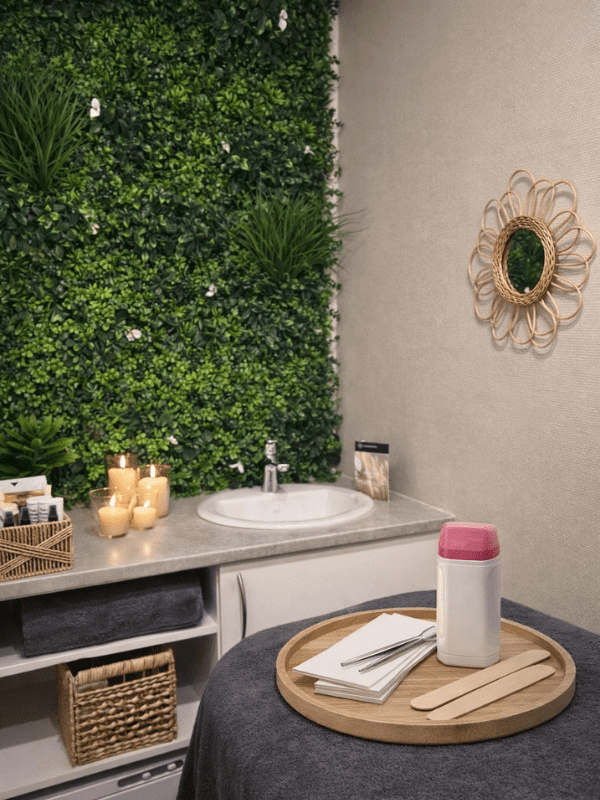 Matériel d’épilation en institut utilisé pour une épilation des cuisses à Nantes dans un cadre confortable