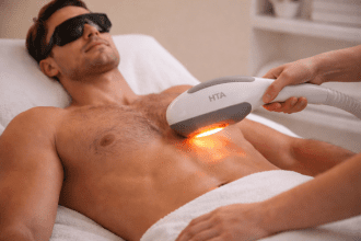 Épilation à la lumière pulsée pour homme sur le torse en institut à Nantes.