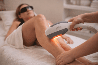 Épilation à la lumière pulsée sur les jambes en institut à Nantes, réalisée avec un appareil professionnel.