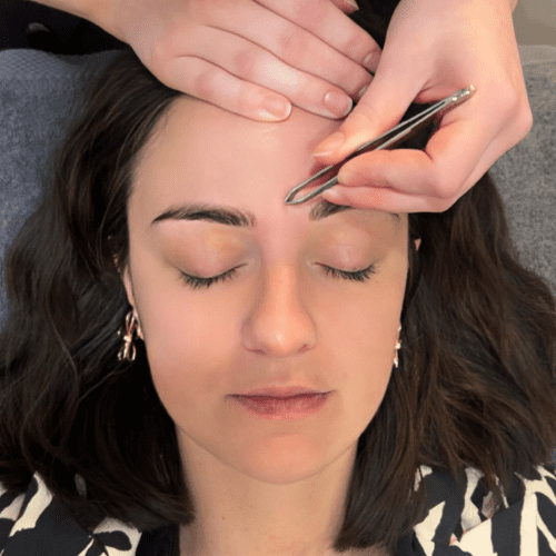 Épilation du visage et des sourcils réalisée en institut à Nantes avec précision et douceur.