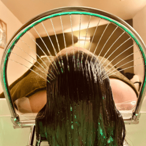arche d’eau diffusant des jets fins sur le cuir chevelu lors d’un soin head spa relaxant en institut à Nantes