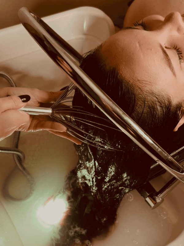 rinçage du cuir chevelu avec arche d’eau lors d’un soin head spa relaxant en institut à Nantes