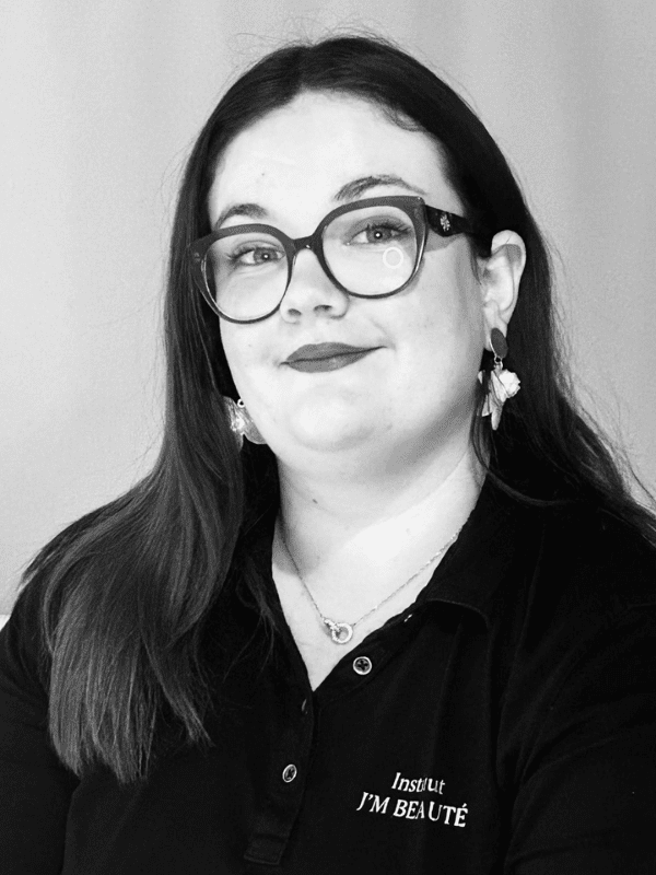 Lilou esthéticienne spécialisée soins visage et massages à Nantes.