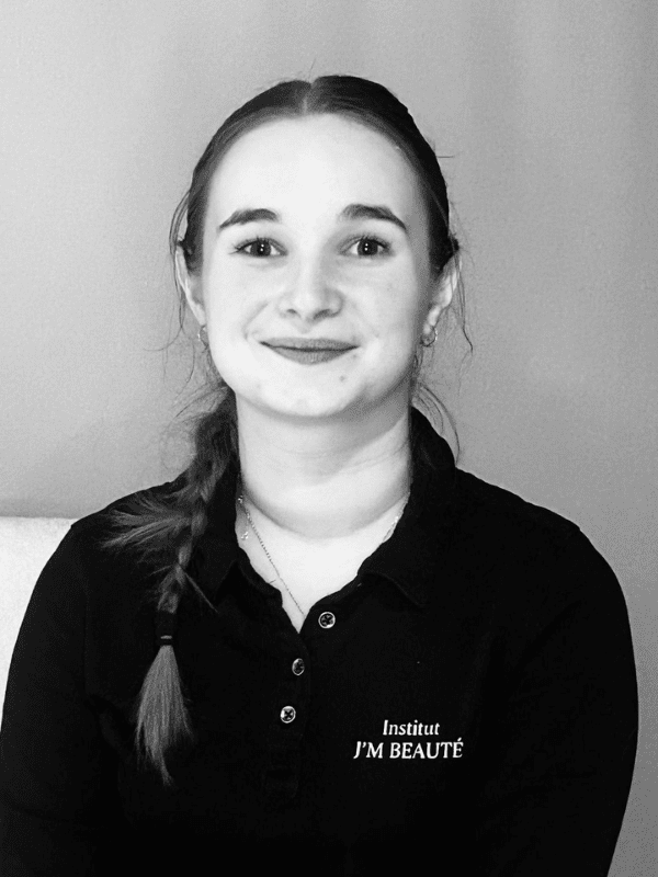 Maëlys esthéticienne pratiquant les soins visage à l’institut JM Beauté Nantes.