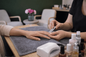 esthéticienne réalisant une manucure avec limage des ongles dans un institut de beauté à nantes