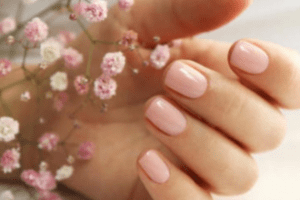 Manucure naturelle avec vernis nude pour des ongles soignés en institut à Nantes.