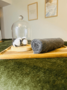 Plateau bien-être avec serviette et coton dans l’institut de beauté JM Beauté à Nantes.