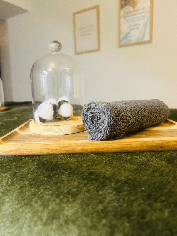 Plateau bien-être avec serviette et coton dans l’institut de beauté JM Beauté à Nantes.
