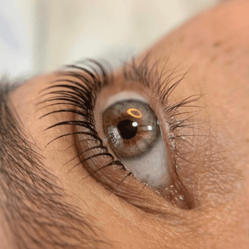 Rehaussement de cils naturel en institut à Nantes pour ouvrir le regard et sublimer les cils.