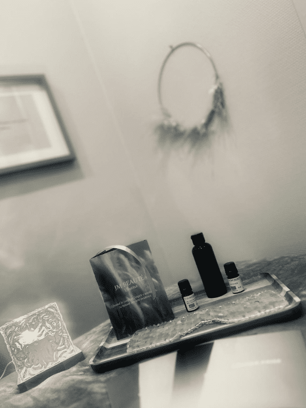 Plateau de produits et accessoires utilisés lors d’un soin Emotion dans l’institut JM Beauté à Nantes.