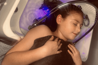 Soin bien-être enfant en institut à Nantes avec shampoing relaxant et moment de détente adapté aux 7-12 ans.