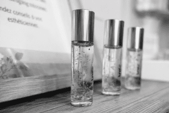 Soin visage signature émotions en institut à Nantes avec huiles essentielles pour une expérience sensorielle.