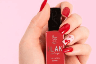 Manucure avec vernis semi-permanent rouge pour des ongles brillants et une tenue longue durée à Nantes.