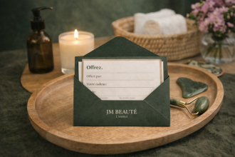 bon cadeau jm beauté présenté sur un plateau en bois avec bougie et accessoires bien-être dans un institut à nantes